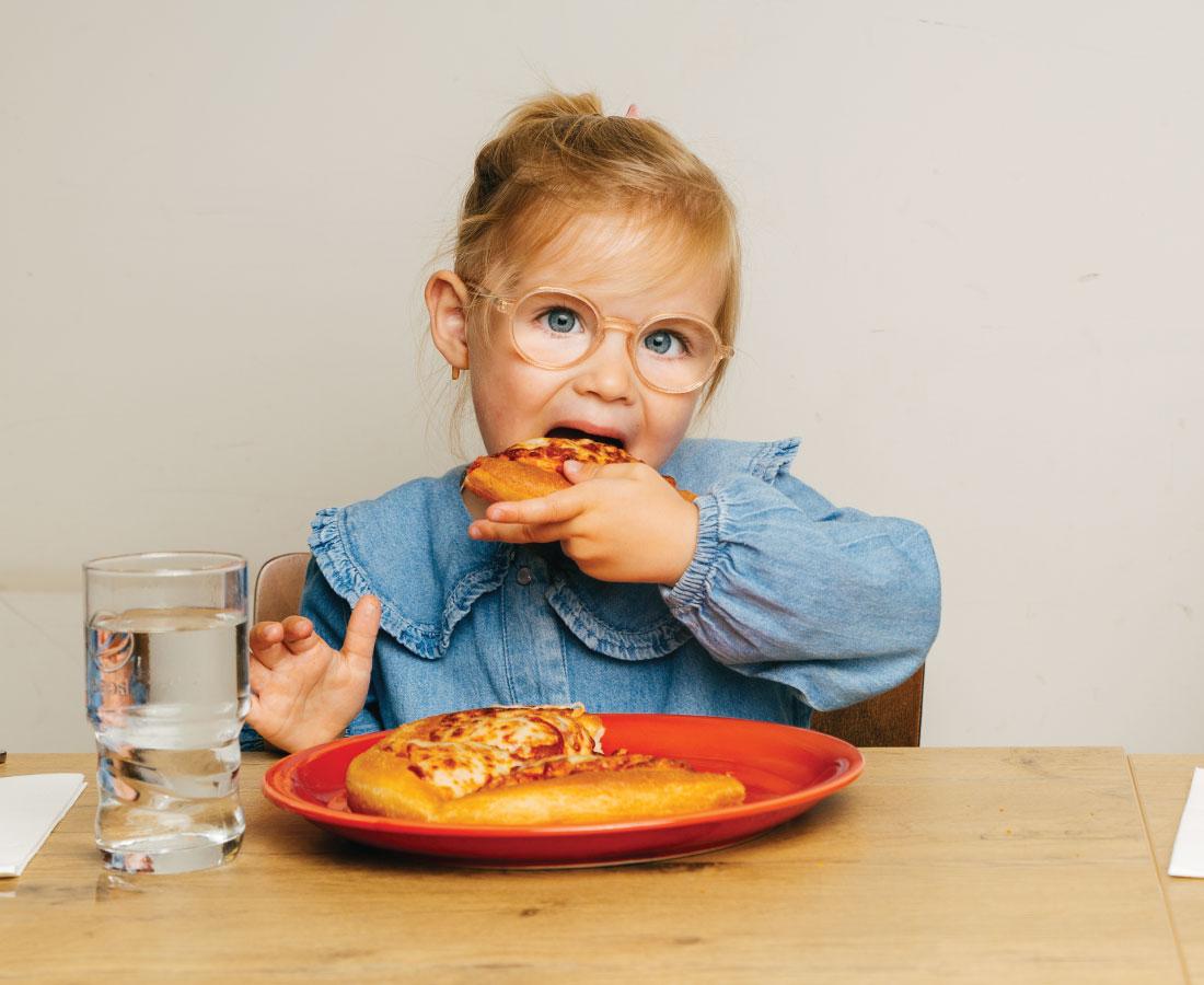 kindje eet pizza
